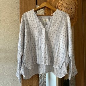 Alis lightblue/white patterned flowy blouse